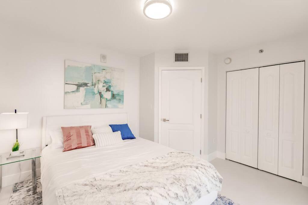 Upscale Brickell 3 Bedroom With Water Views And Free Parking Miami Luaran gambar