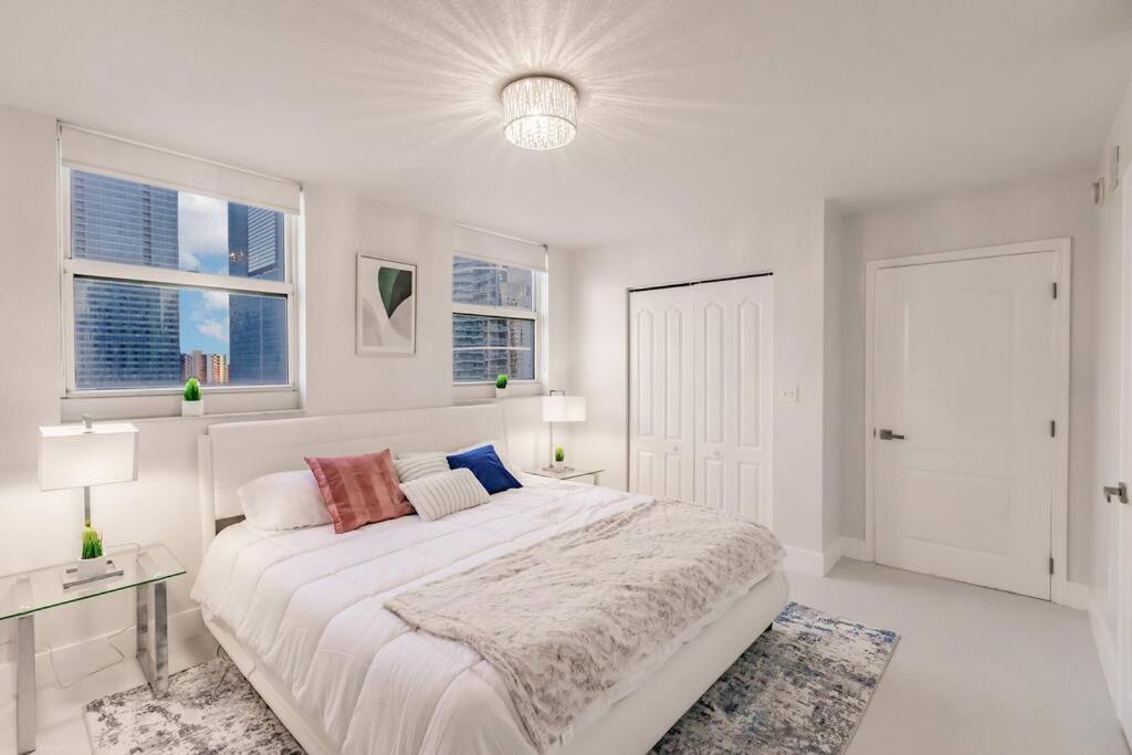 Upscale Brickell 3 Bedroom With Water Views And Free Parking Miami Luaran gambar